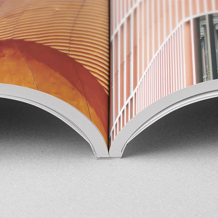 Nahaufnahme eines geschlossenen Softcover-Fotobuchs mit Architekturmuster auf dem Cover.