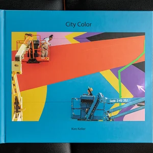 Nahaufnahme der Bindung eines Softcover-Fotobuches, auf der eine leicht geschwungene Doppelseite zu sehen ist.
