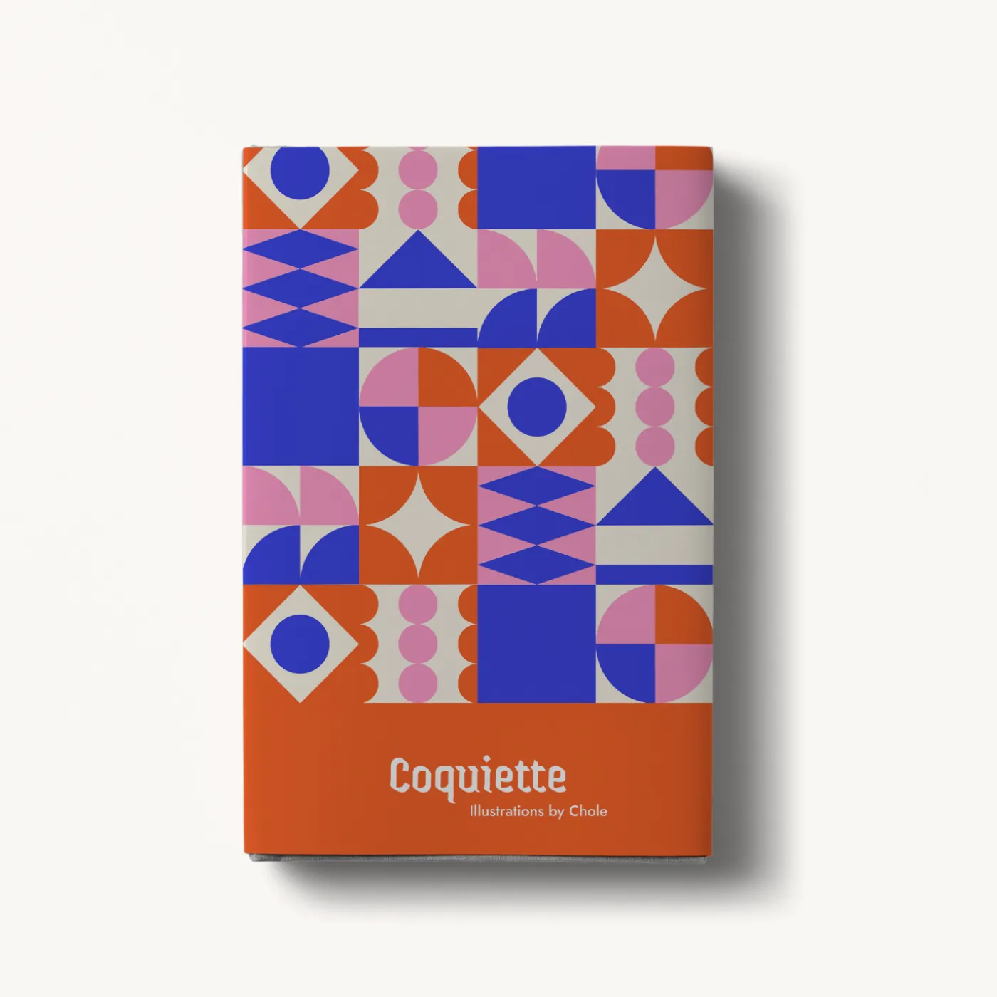 Libro con copertina rigida e sovraccoperta con design geometrico blu, arancione e rosa con il titolo 'Coquiette'.