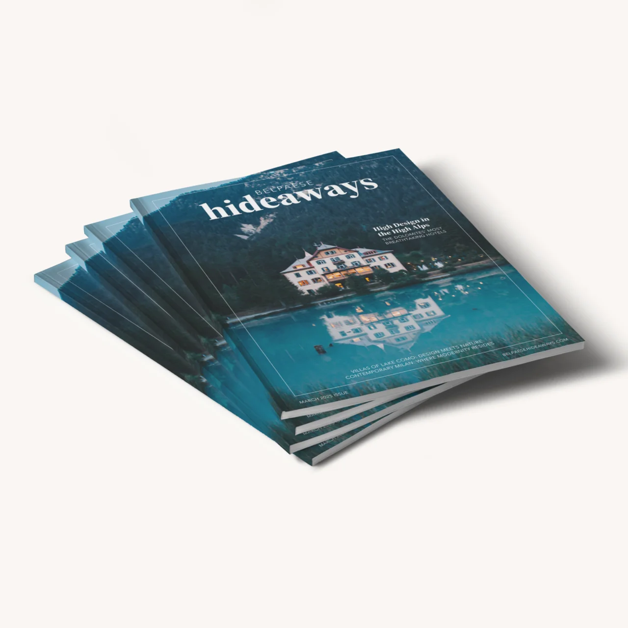 Ein Stapel Zeitschriften mit dem Titel „Hideways“, auf deren Cover ein Haus an einem See zu sehen ist.
