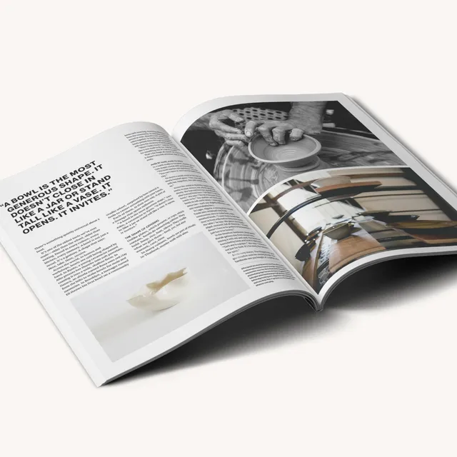 Aufgeschlagenes Magazin mit Schwarz-Weiß-Fotografie eines Keramikstudios, Textspalten und Überschriften.