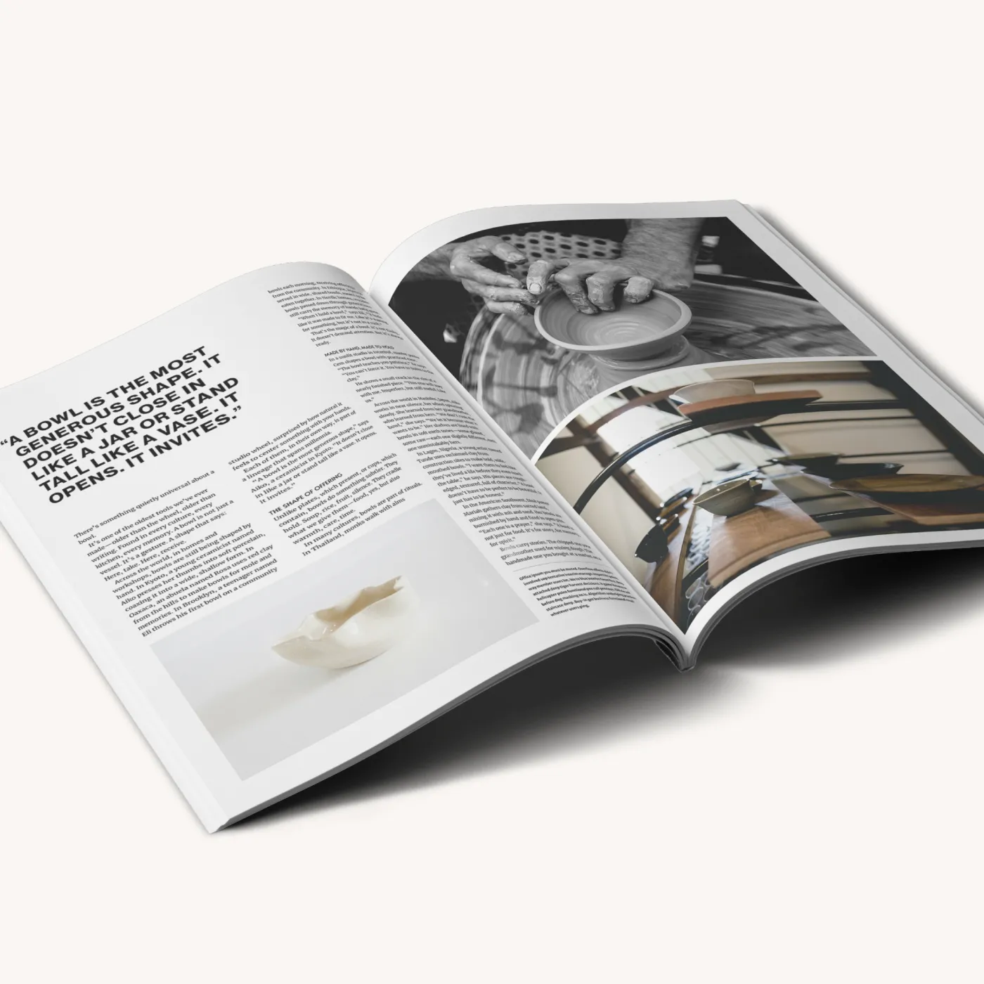 Aufgeschlagenes Magazin mit Schwarz-Weiß-Fotografie eines Keramikstudios, Textspalten und Überschriften.