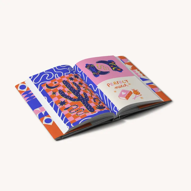 Libro con copertina rigida in lino con sovraccoperta dal design geometrico colorato, aperto per mostrare le pagine interne.