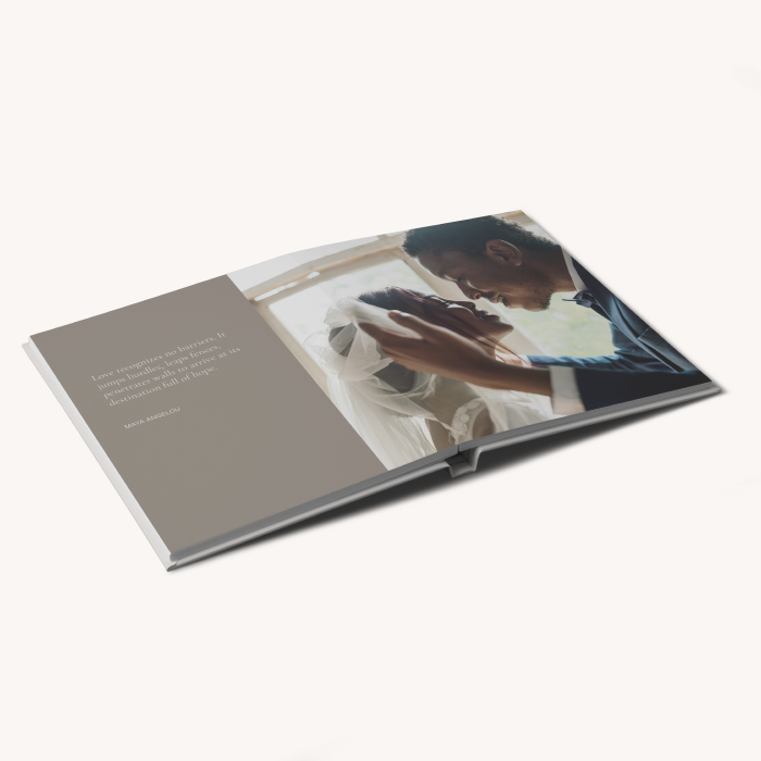 Layflat-Fotobuch mit einem randabfallenden Bild, das beide Seiten über die gesamte Breite zeigt: ein Paar an seinem Hochzeitstag, mit Text auf der linken Seite.