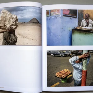 Ein Reisemagazin mit Fotos von Menschen und Orten in Ägypten.