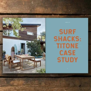 Eine Surf-Zeitschrift, in der auf einer Seite ein Foto eines Surfbrett und auf der anderen Seite Text in großen Buchstaben zu sehen sind.