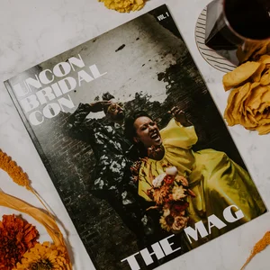 Eine bunt gestaltete Zeitschrift mit dem Titel „Uncon Bridal Con The Mag“, auf deren Cover Menschen zu sehen sind, die Kleidung mit Blumenmuster und ein gelbes Kleid tragen.