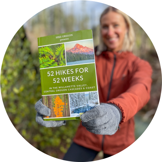 Iemand die het boek 52 Hikes for 52 Weeks vasthoudt.