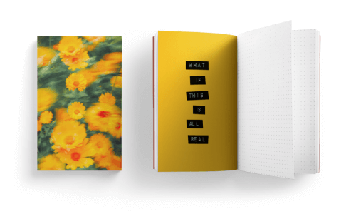 Bloc-notes avec une couverture florale jaune. L'intérieur montre une illustration jaune d'un côté, une page blanche de bloc-notes de l'autre côté.