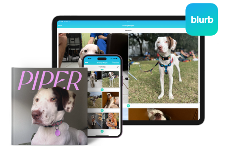 Una tableta y un smartphone muestran varias fotos de perros. En la portada de un libro de fotos se ve una imagen en primer plano de Piper, un perro blanco con manchas. En la esquina superior derecha se ve el logo de Blurb.