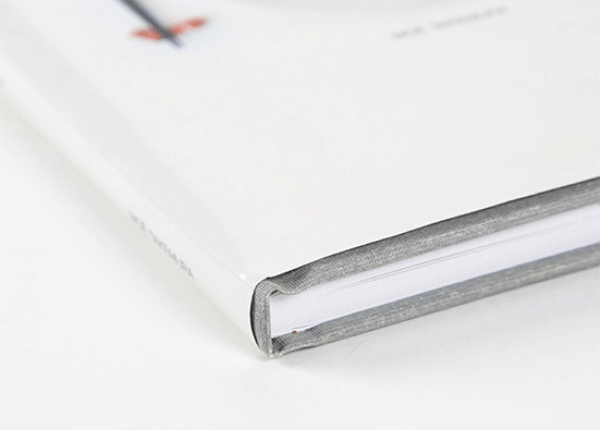 Hardcover-Taschenbuch mit glänzendem Schutzumschlag und schiefergrauem Hardcover-Leineneinband
